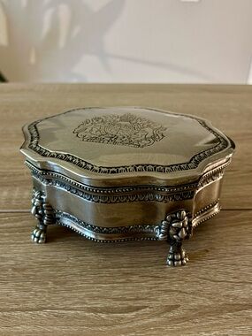 Vintage International Silver Company Box with Diet et Mon Droit British Crest